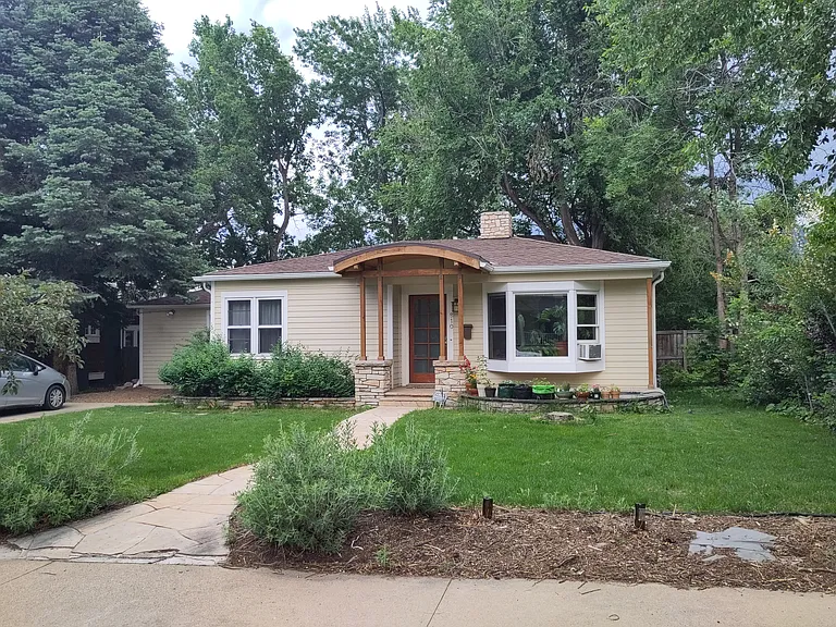 810 Hawthorn Ave — Photo 1