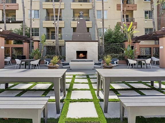 WarnerCenter_amenity_outdoor lounge (3)