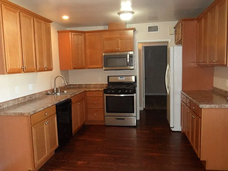 344 N Shattuck Pl — Photo 2