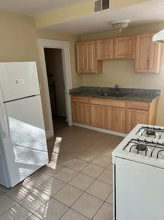 3 bed, 4100 sqft, $2,850 — Photo 4