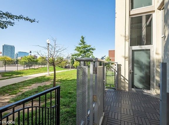 4th image of 700 N Larrabee St APT 109