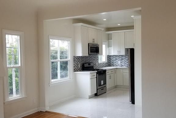 5th image of 403 N Ogden Dr