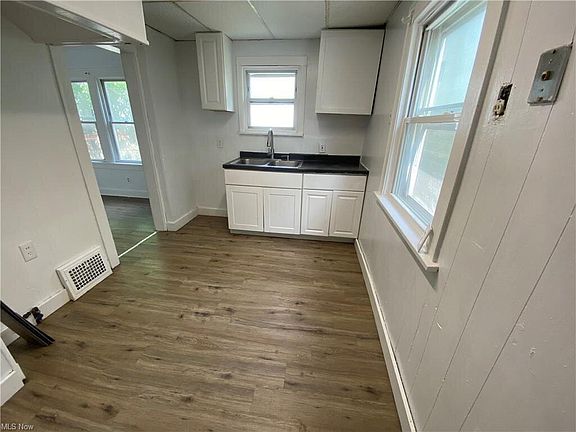 5th image of 3113 W 71st St