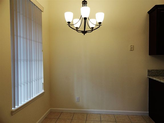 4th image of 401 Augusta Cir