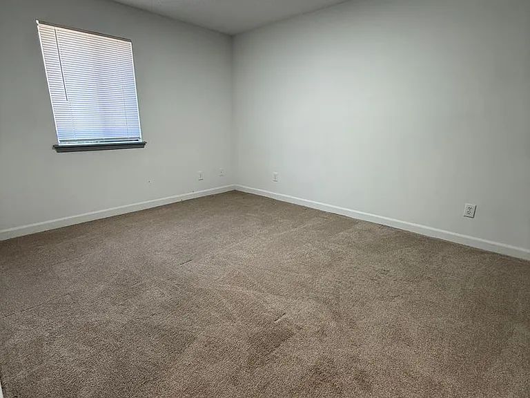 Stonehenge Apartments — Photo 7