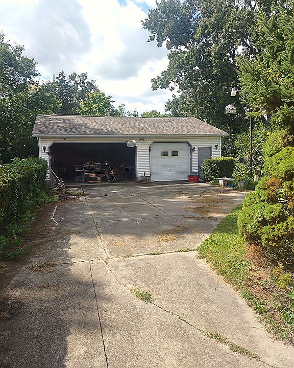 Huge 3 stall garage! Gas heater