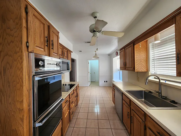 1526 Silverleaf Dr — Photo 4