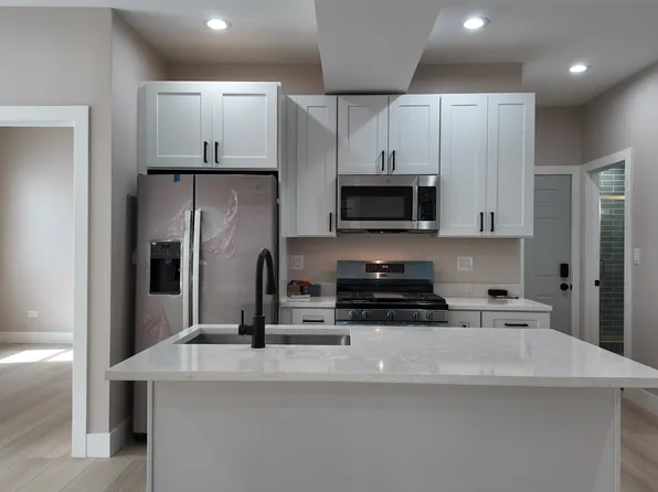 4300 N Kimball Ave #2F, Chicago, IL 60618