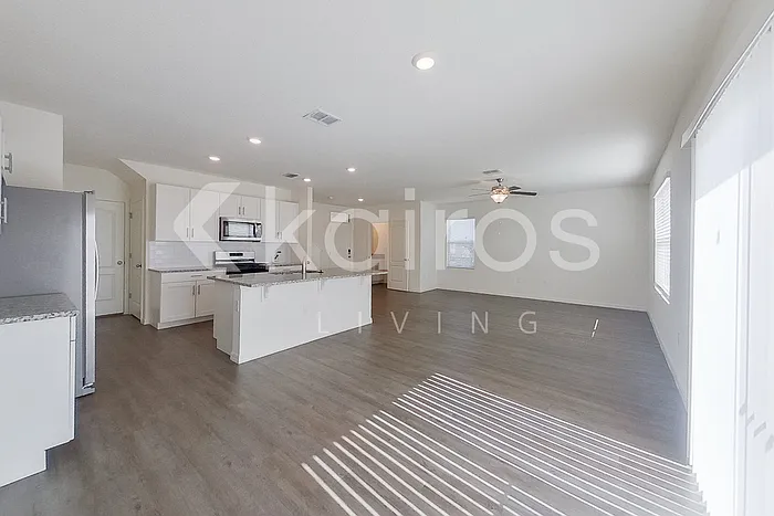 4 bed, 2.5 bath, 2007 sqft, $2,175 — Photo 4