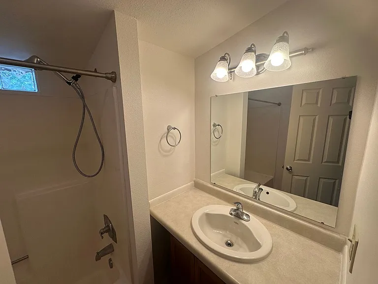 2050 Laburnum Ave — Photo 25