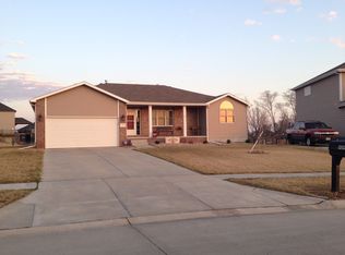 909 Birchwood Dr, Hickman, NE 68372