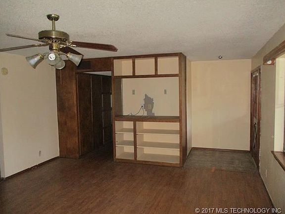 3rd image of 1696 E Hereford Ln