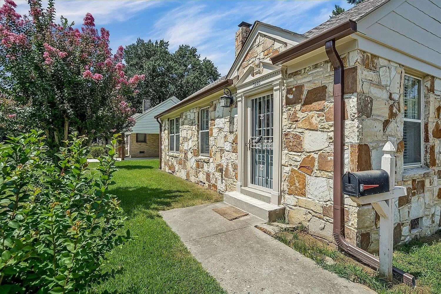 3 bed, 1400 sqft, $1,895 — Photo 2