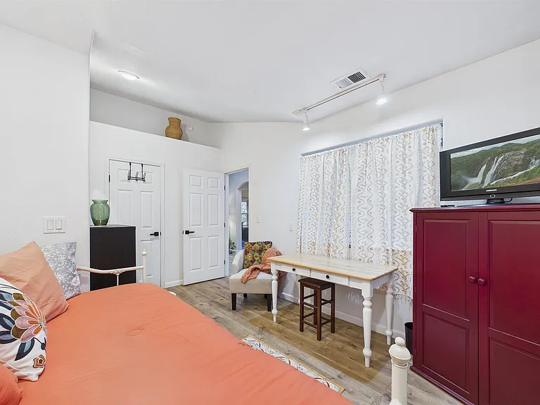 +Bedroom 3
+Day bed (twin)
+Half bathroom 
+Closet with build-ins
+Dresser/Drawers
+TV
+Desk
+Exterior access
+Bedroom door lock
