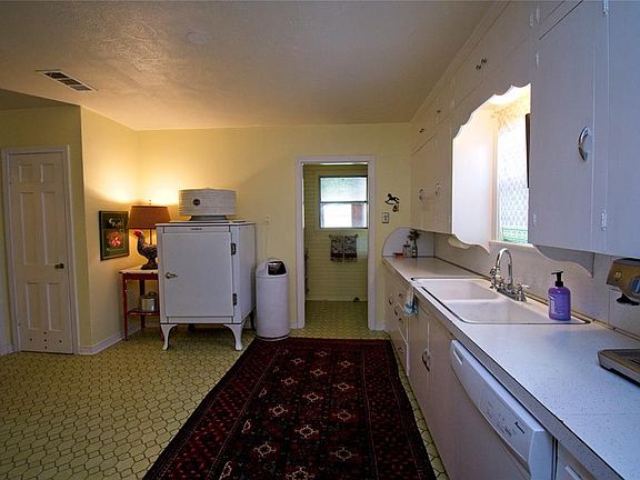 5th image of 303 W Live Oak St