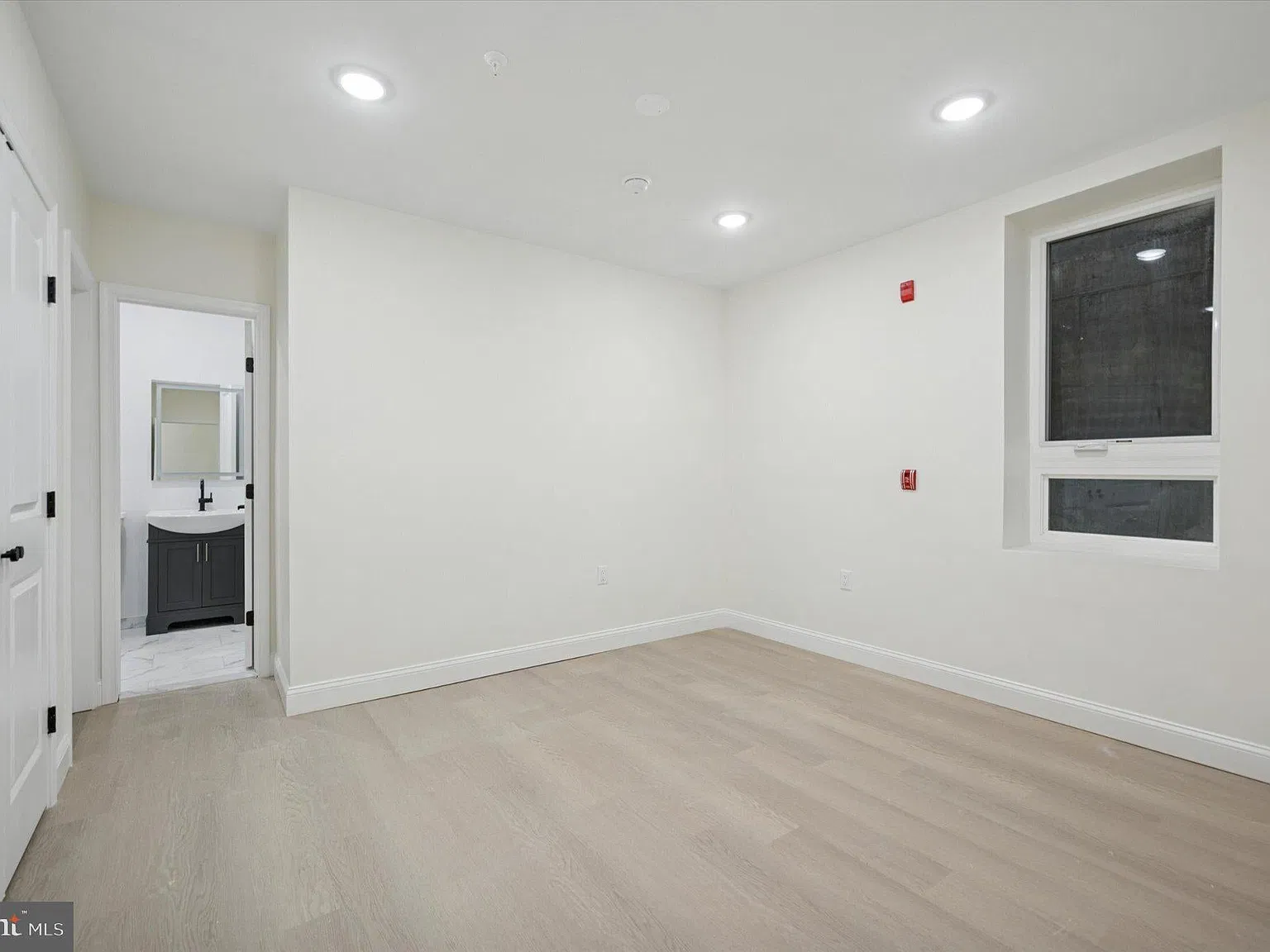 4 bed, 1334 sqft, $2,250 — Photo 3