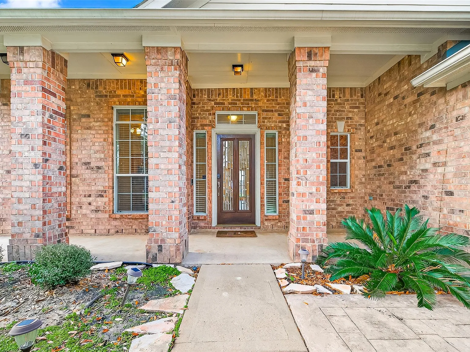 3 bed, 2.0 bath, 1851 sqft, $2,300 — Photo 2