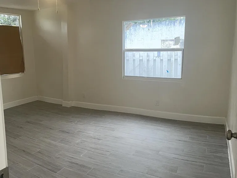 3402 Greenwood Ave — Photo 3