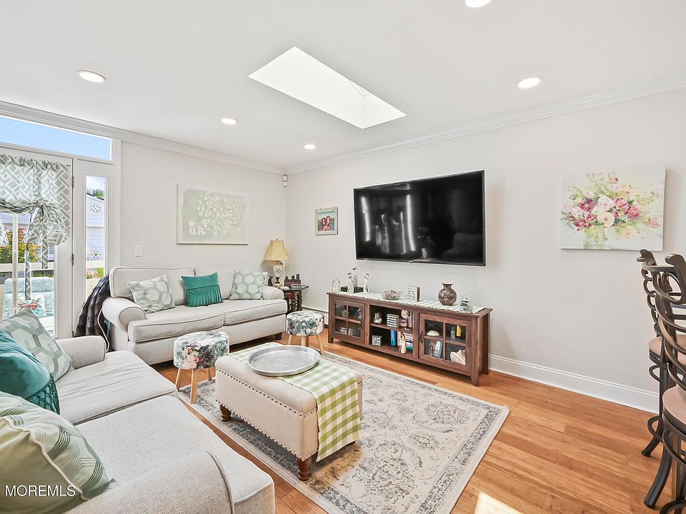 1st image of 25 Tropicana Court