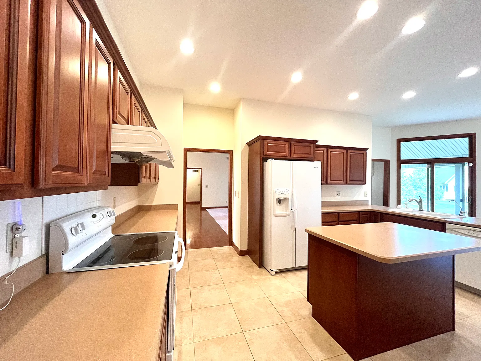 4 bed, 2760 sqft, $2,950 — Photo 4