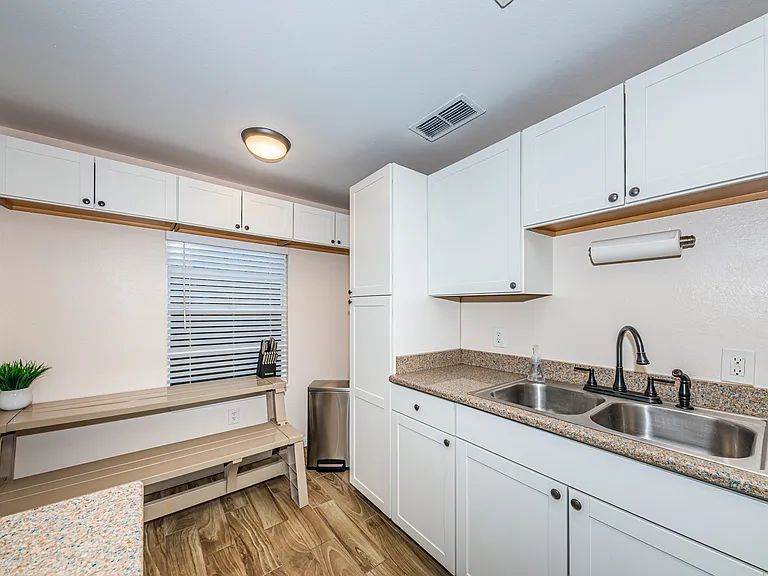 918 Hawkins St — Photo 12