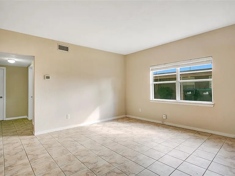 2117 E Esther St — Photo 4