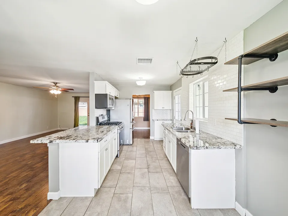 2320 W Whitton Ave