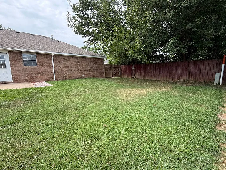 550 Walker St — Photo 17