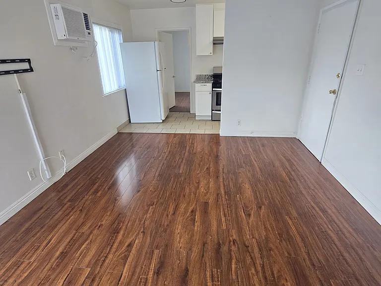 1818 W Victory Blvd #D — Photo 7