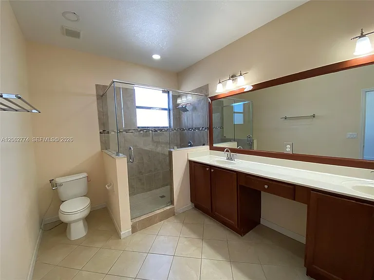 343 NE 37th Ter — Photo 25