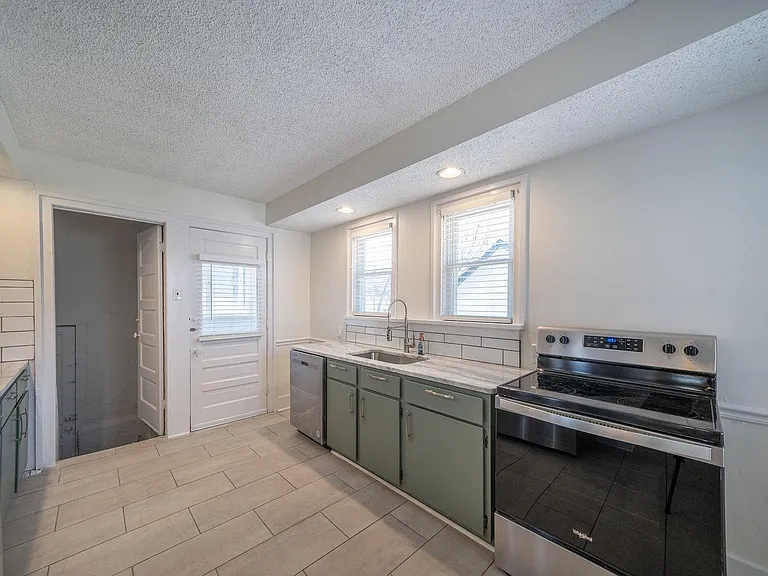 225 N Rutan Ave — Photo 14