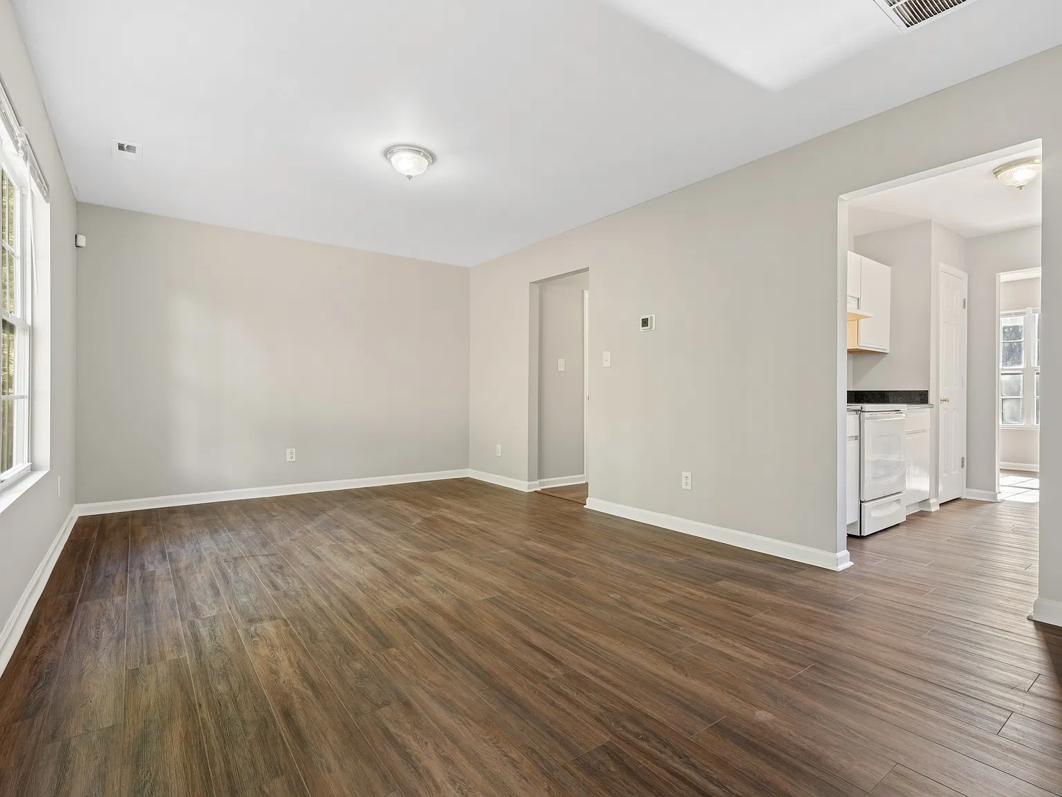 3 bed, 2.5 bath, 1320 sqft, $1,550 — Photo 4