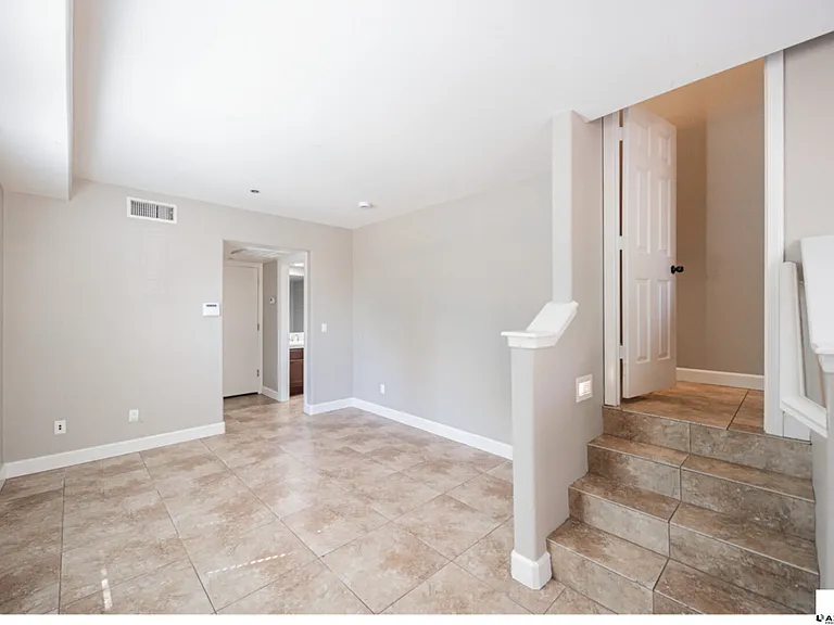 563 W 6th St — Photo 11