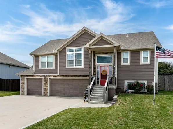 828 N Oak Ter, Tonganoxie, KS 66086