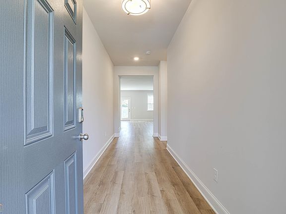 4th image of 724 Lanarck Way