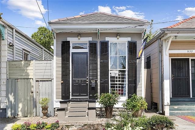 1st image of 837 Marigny St