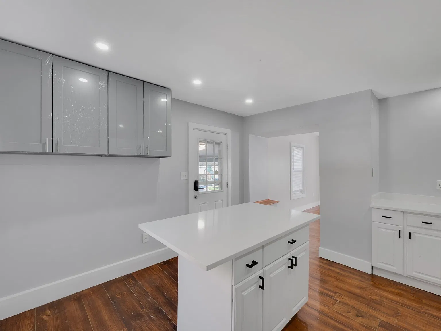 2 bed, 1.0 bath, 940 sqft, $2,200 — Photo 4
