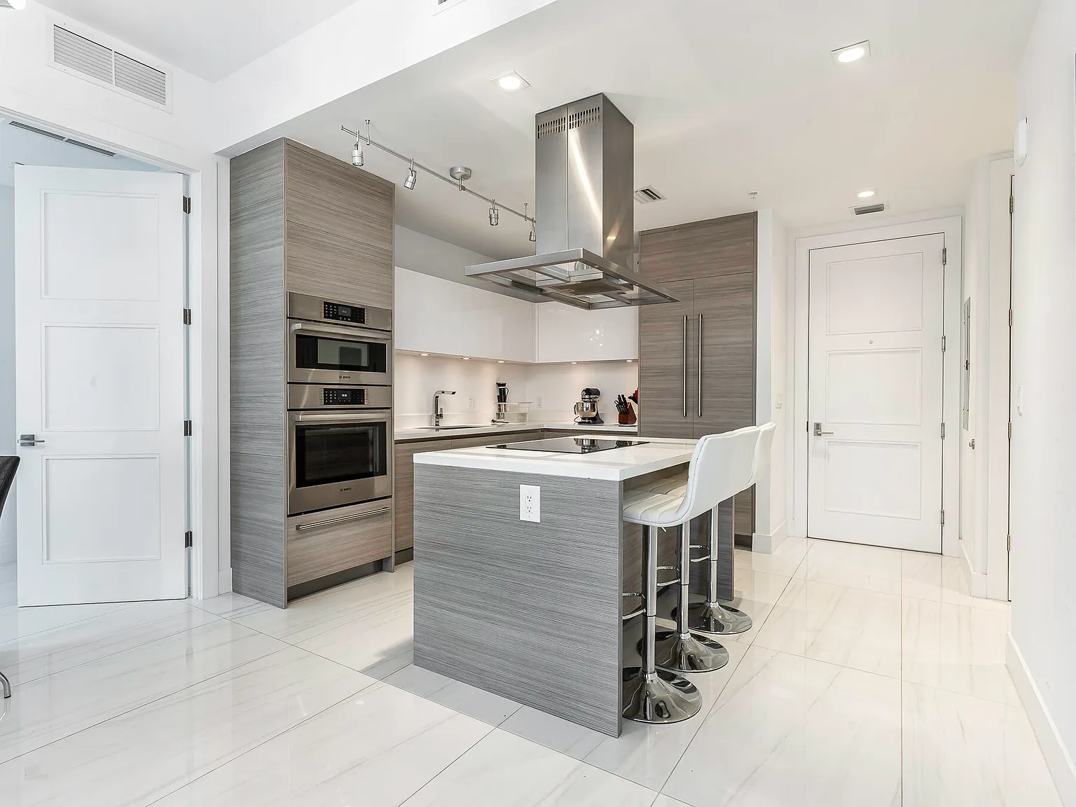 2 bed, 2.0 bath, 1213 sqft, $7,950 — Photo 2