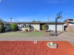 1028 Olympic St, Springfield, OR 97477