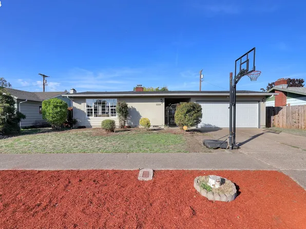 1028 Olympic St, Springfield, OR 97477