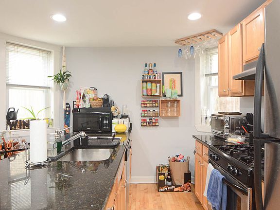 4th image of 1741 W Melrose St #G