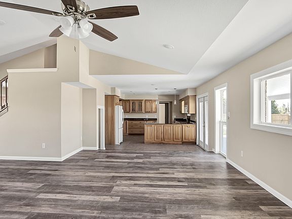 3rd image of 842 Clarence Ln