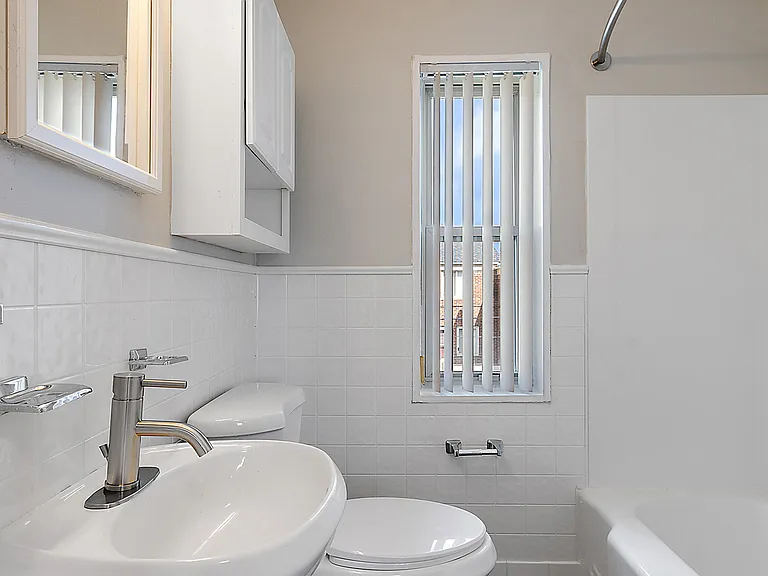 Oak Park Manor Apartments & Townhomes — Photo 14