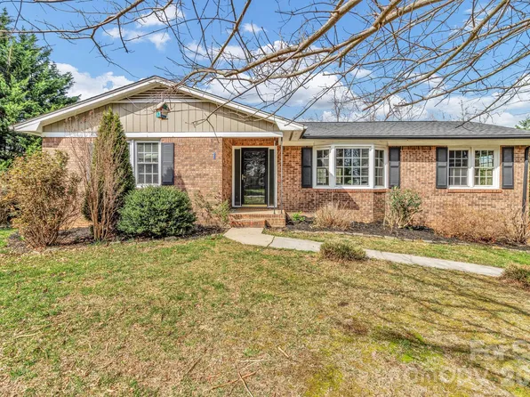 1 Oak Ln, Candler, NC 28715