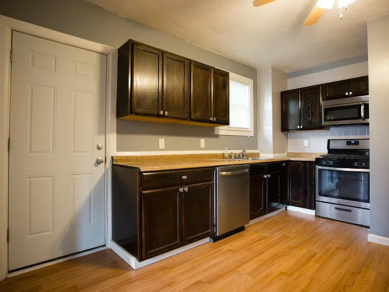 2425 Saranac Ave — Photo 12