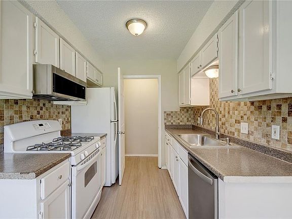 2nd image of 418 Linden St #A