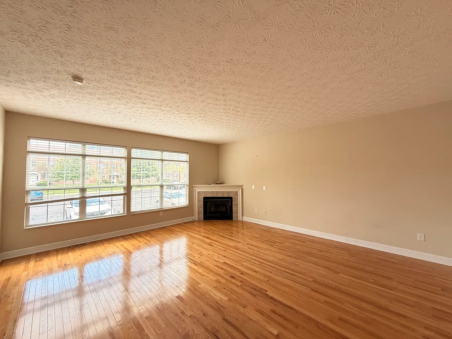 3 bed, 2.5 bath, 1584 sqft, $2,300 — Photo 4