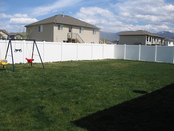 Spacious Back Yard