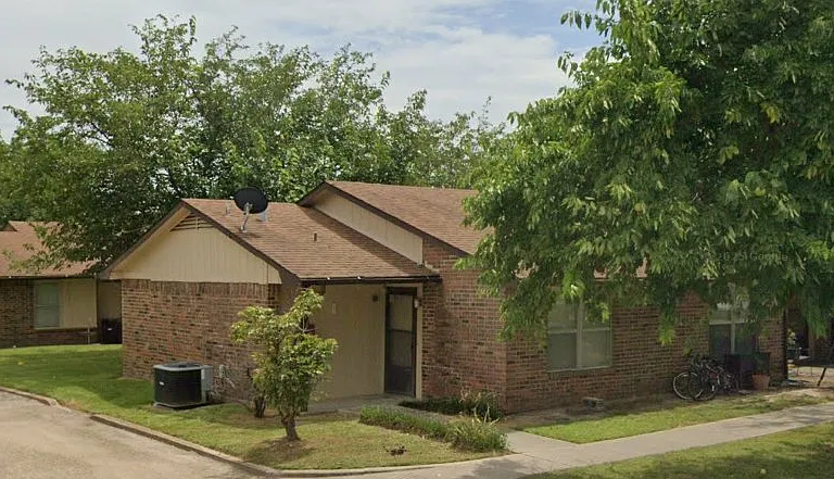 709 W Witt St — Photo 6