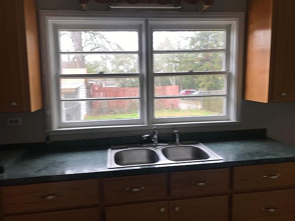 5th image of 533 E College St